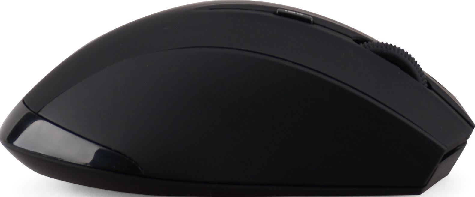 Une souris d'ordinateur noire sur fond blanc, vue de côté.