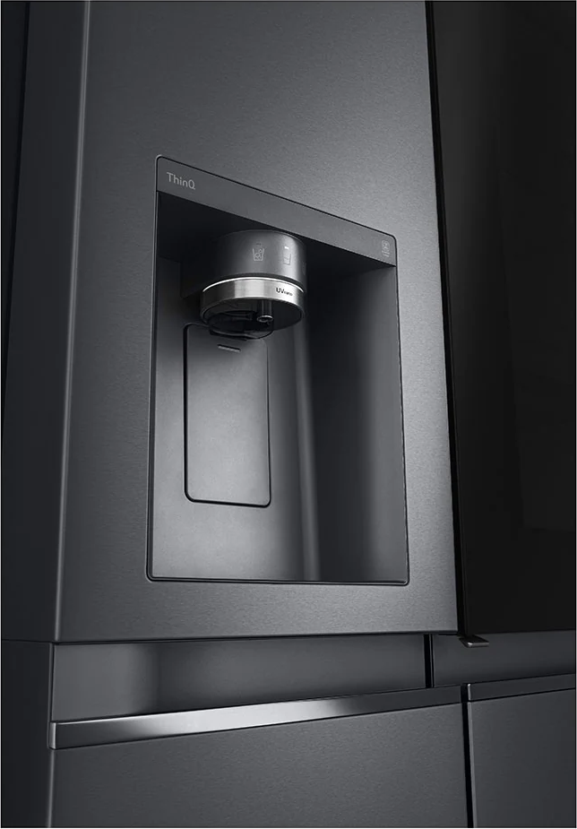 Zwarte LG-koelkast met waterdispenser, close-up van de dispenser.