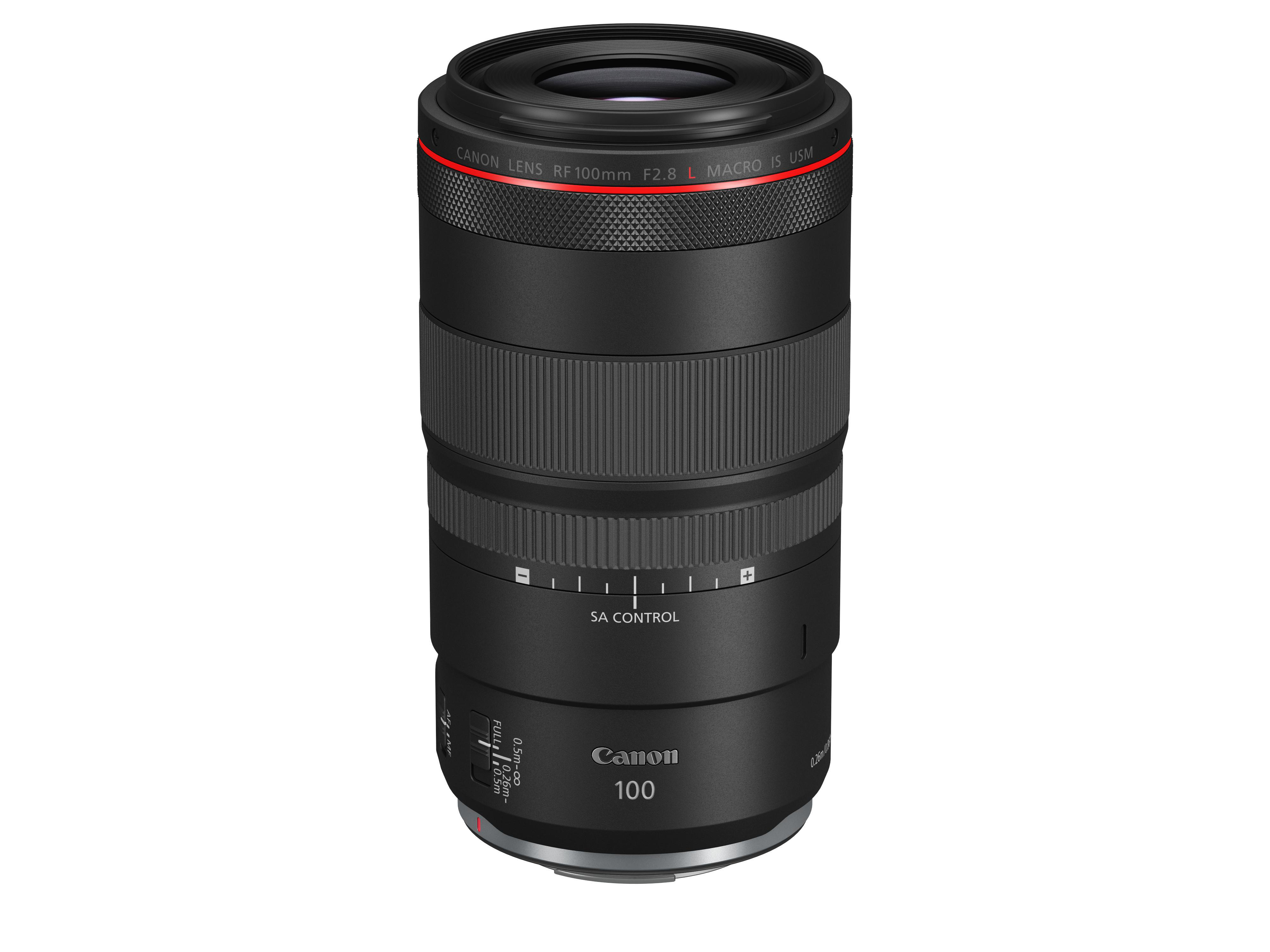 Ein Canon RF 100mm Makroobjektiv. Es ist schwarz, zylindrisch und hat einen roten Ring oben.