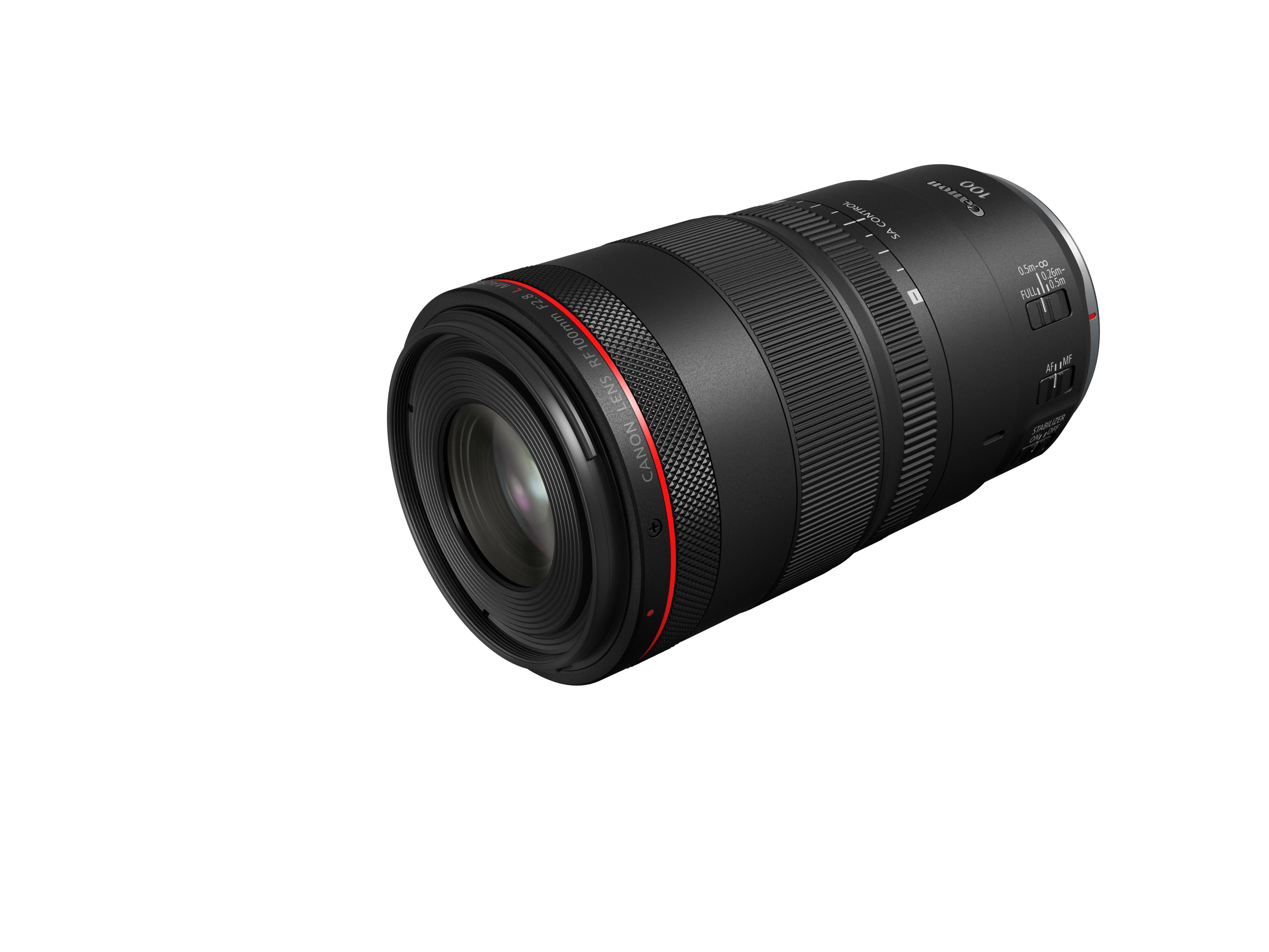 Ein schwarzes Canon RF 100mm F2.8L Macro IS USM Objektiv, angewinkelt und isoliert auf Weiß.