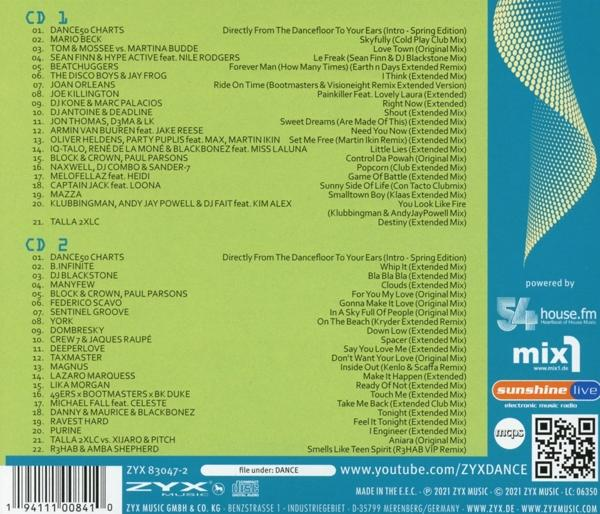 Eine CD-Compilation mit Titellisten und QR-Codes wird gezeigt.