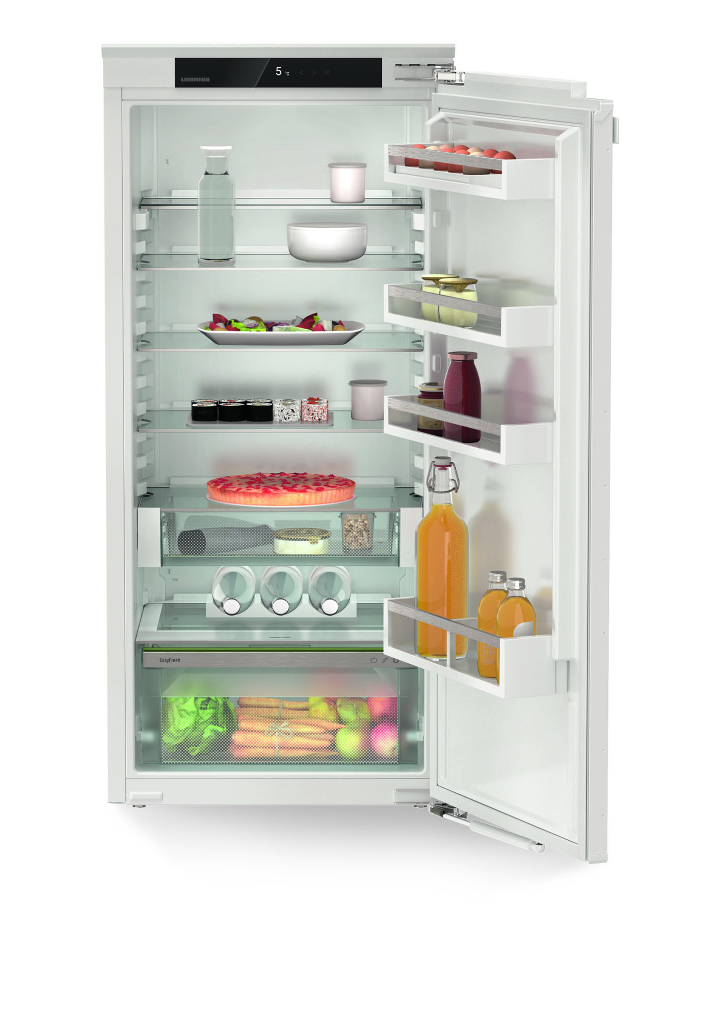 Geöffneter Kühlschrank mit Artikeln auf Regalen, darunter Obst, Getränke und Gemüse.
