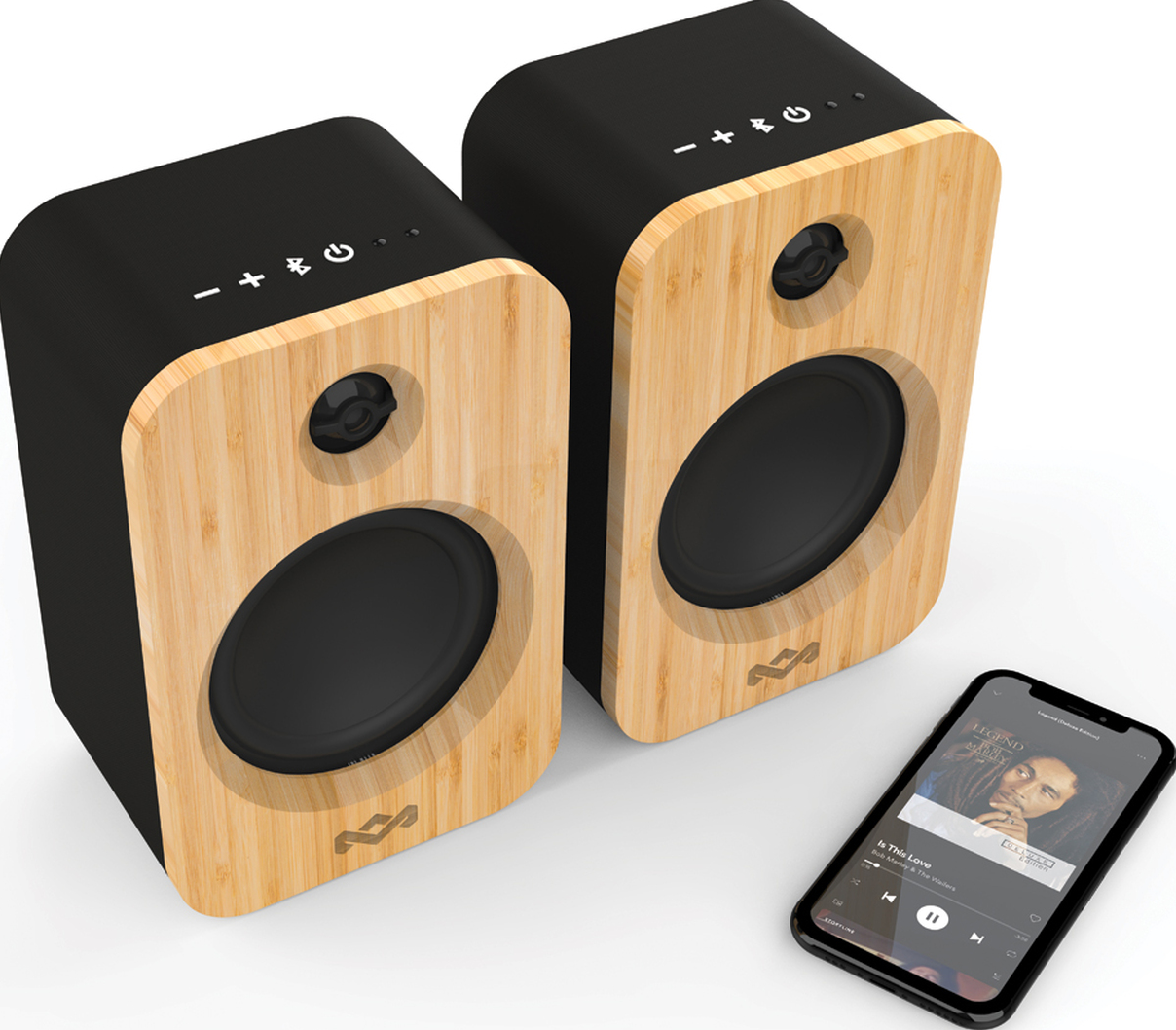 Due altoparlanti neri con finitura in bambù e uno smartphone che mostra un'app musicale.