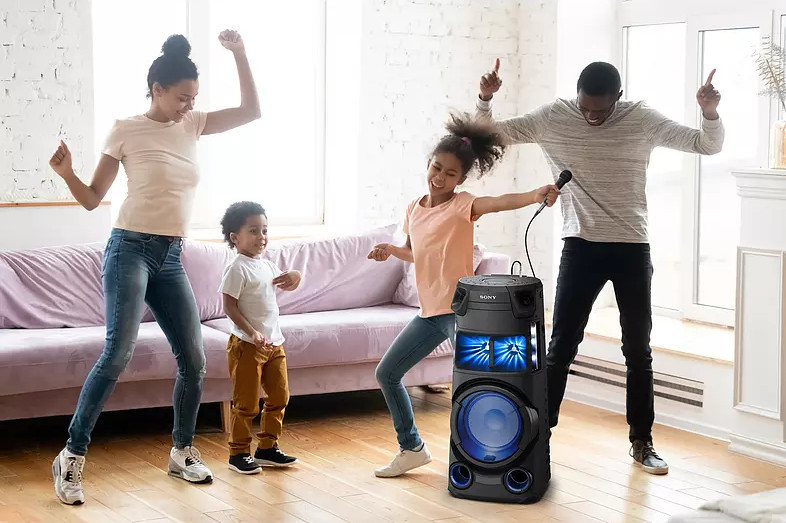 Familie danst met een Sony-luidspreker. Er staan vier mensen op de foto.