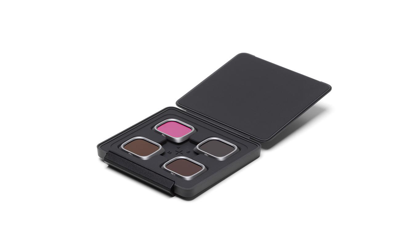 Ein schwarzes Etui mit vier Filterlinsen auf weißem Hintergrund.