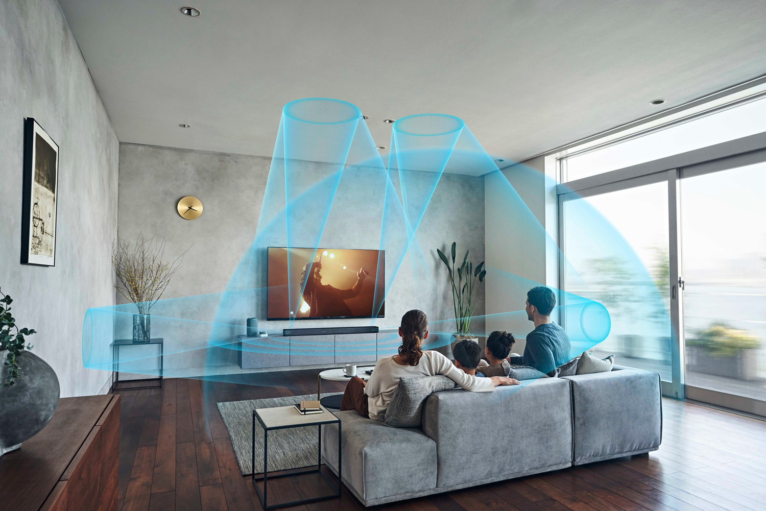 Een gezin in de woonkamer kijkt tv. Er zijn blauwe lichtstralen omheen.