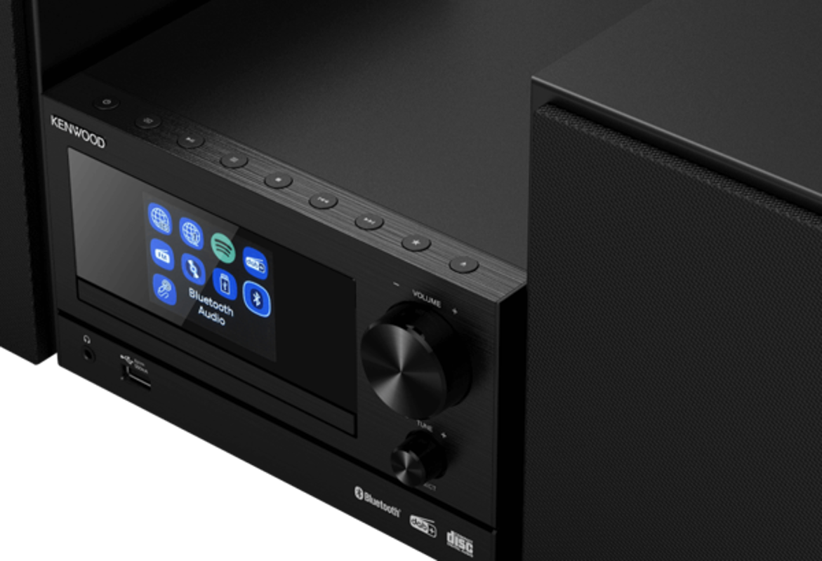 Nahaufnahme eines schwarzen Kenwood-Stereosystems mit Touchscreen-Display und Steuertasten.