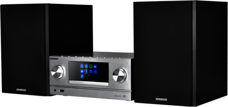 Silbernes Kenwood-Stereosystem mit Lautsprechern auf beiden Seiten. Das Gerät steht auf schwarzem Untergrund.