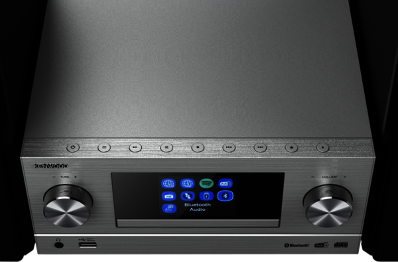 Nahaufnahme eines silbernen Kenwood-Stereos. Es hat ein Display mit Symbolen und zwei Knöpfen.