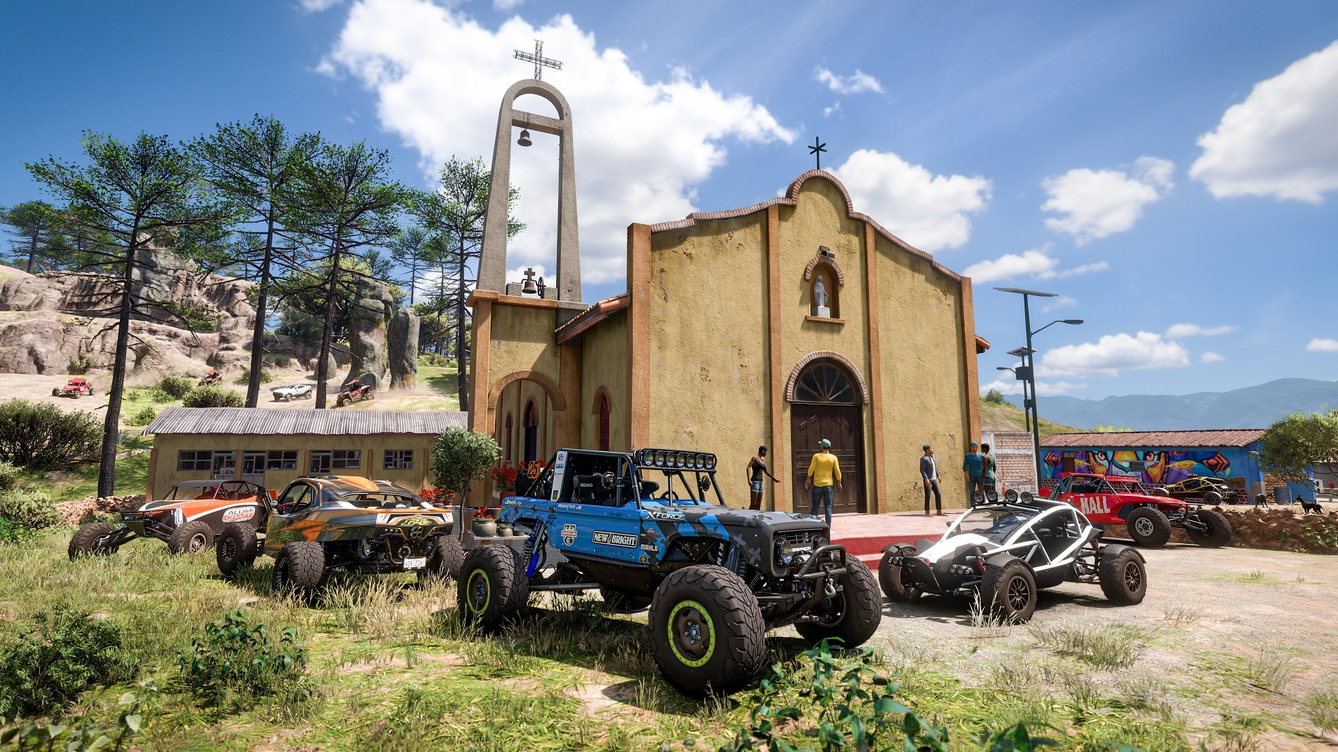 Buggy-Autos parken vor einer Kirche, Menschen stehen herum, sonniger Tag.
