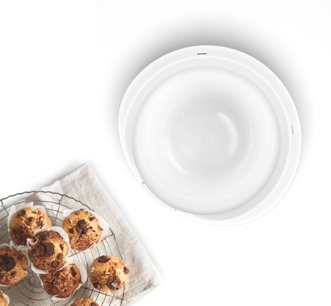 Draufsicht auf Muffins auf einem Drahtrost.