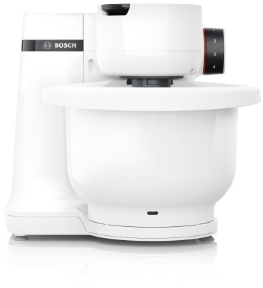 Ein weißer Bosch-Küchenmixer mit Schüssel und Aufsätzen. Es steht auf weißem Hintergrund.