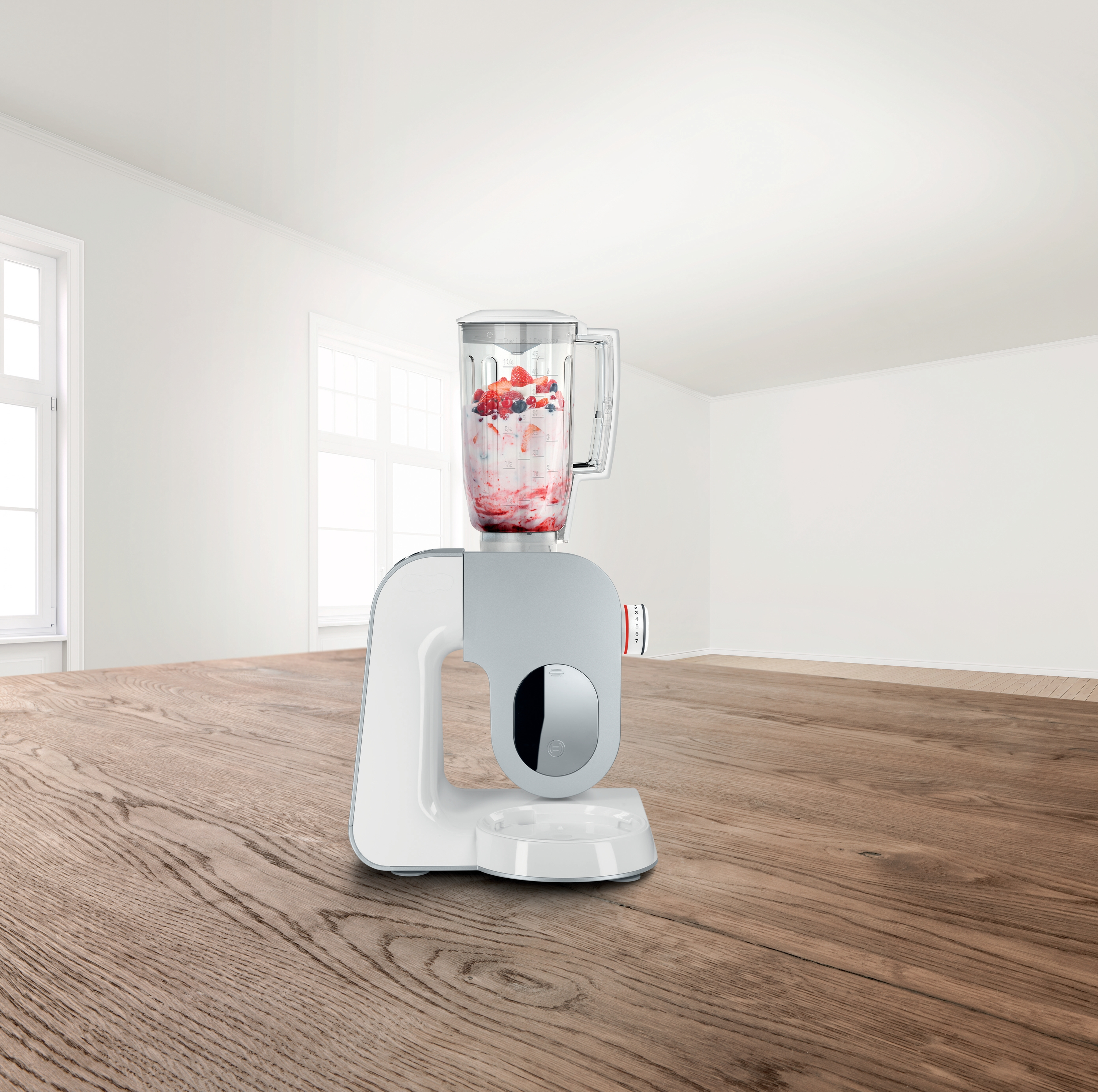 Weiß-graue Küchenmaschine mit Mixer auf einem Holztisch.