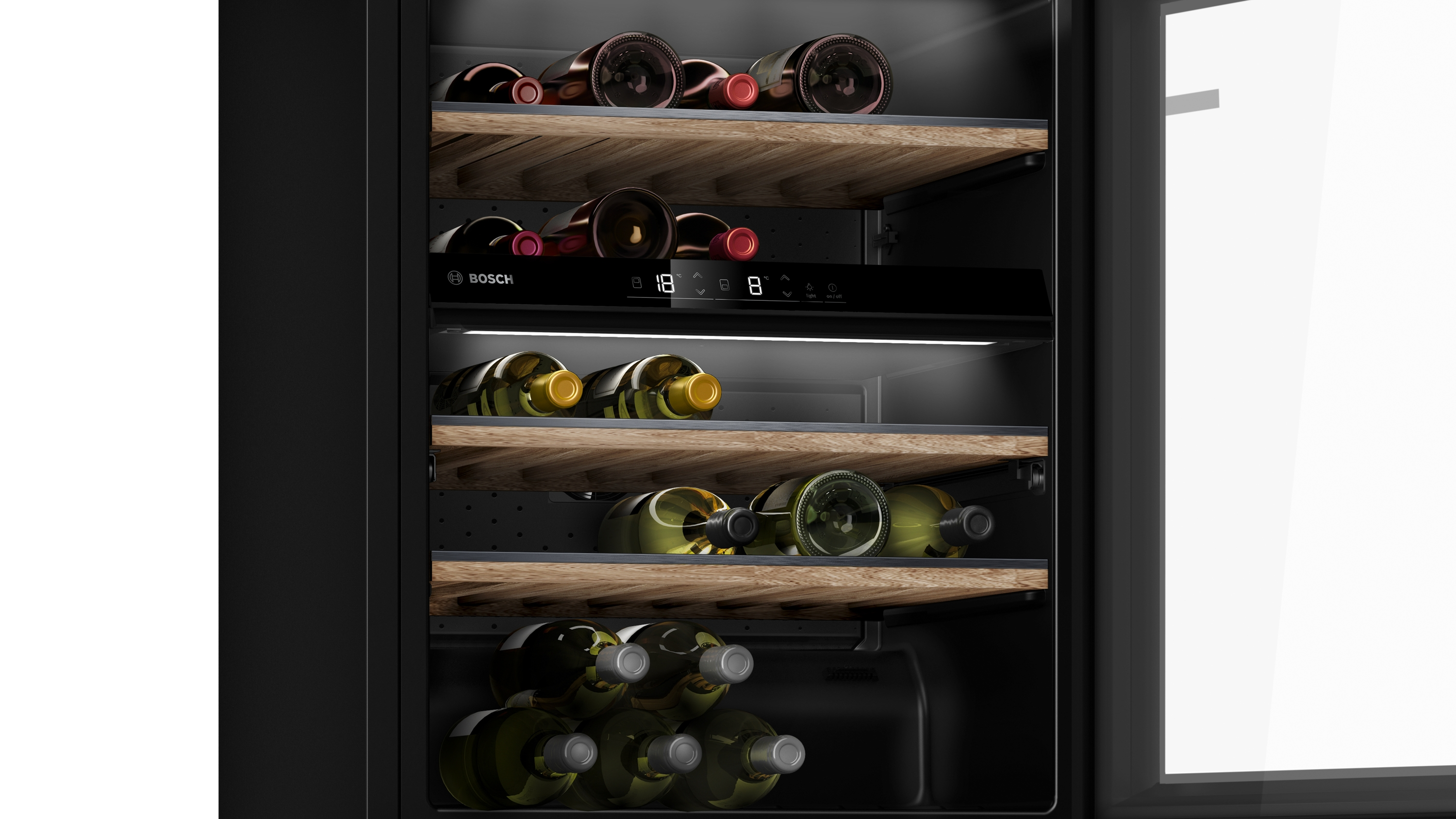 Wein-Kühlschrank-Innenraum mit verschiedenen Weinflaschen auf Holzregalen.