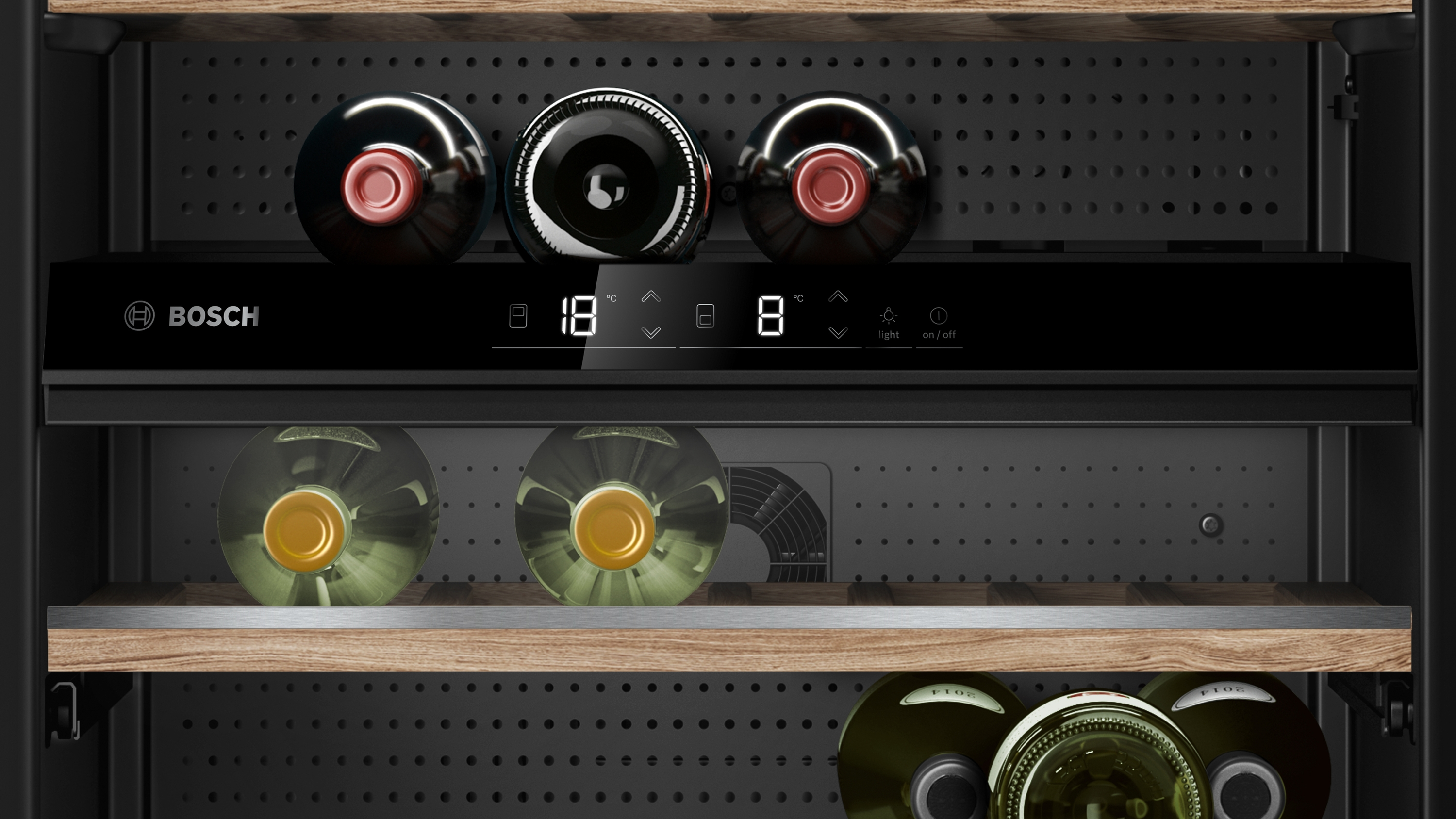 Ein Bosch-Weinkühlschrank mit Weinflaschen, Digitalanzeige.