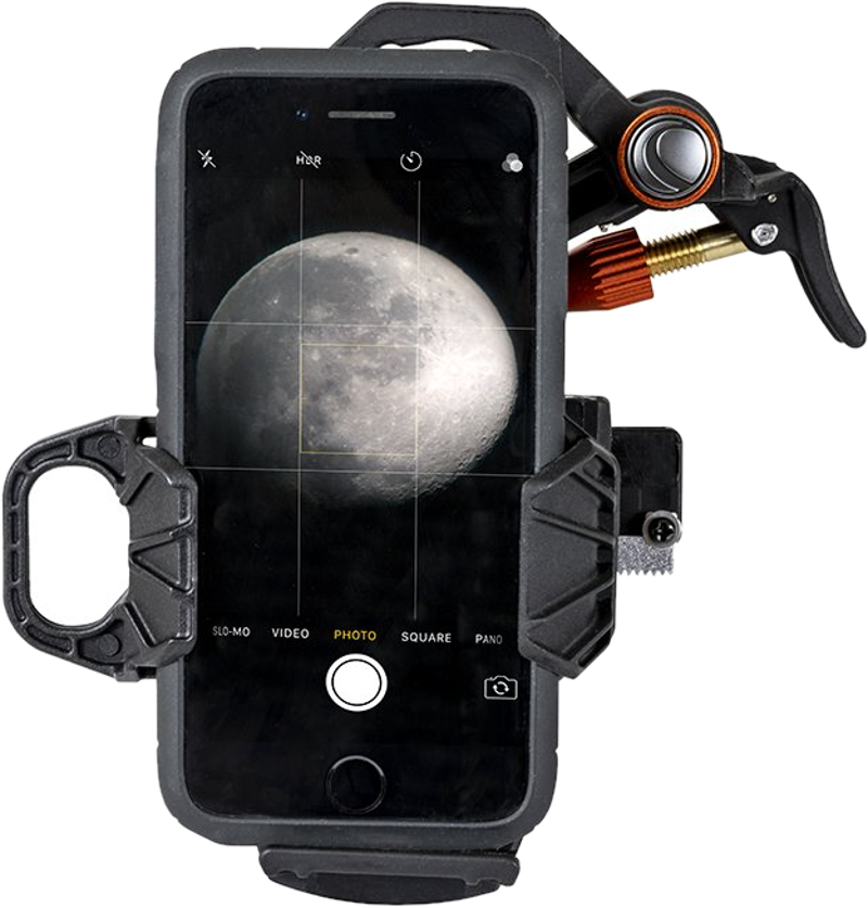Un smartphone fixé à un appareil, montrant la lune à travers une lentille.