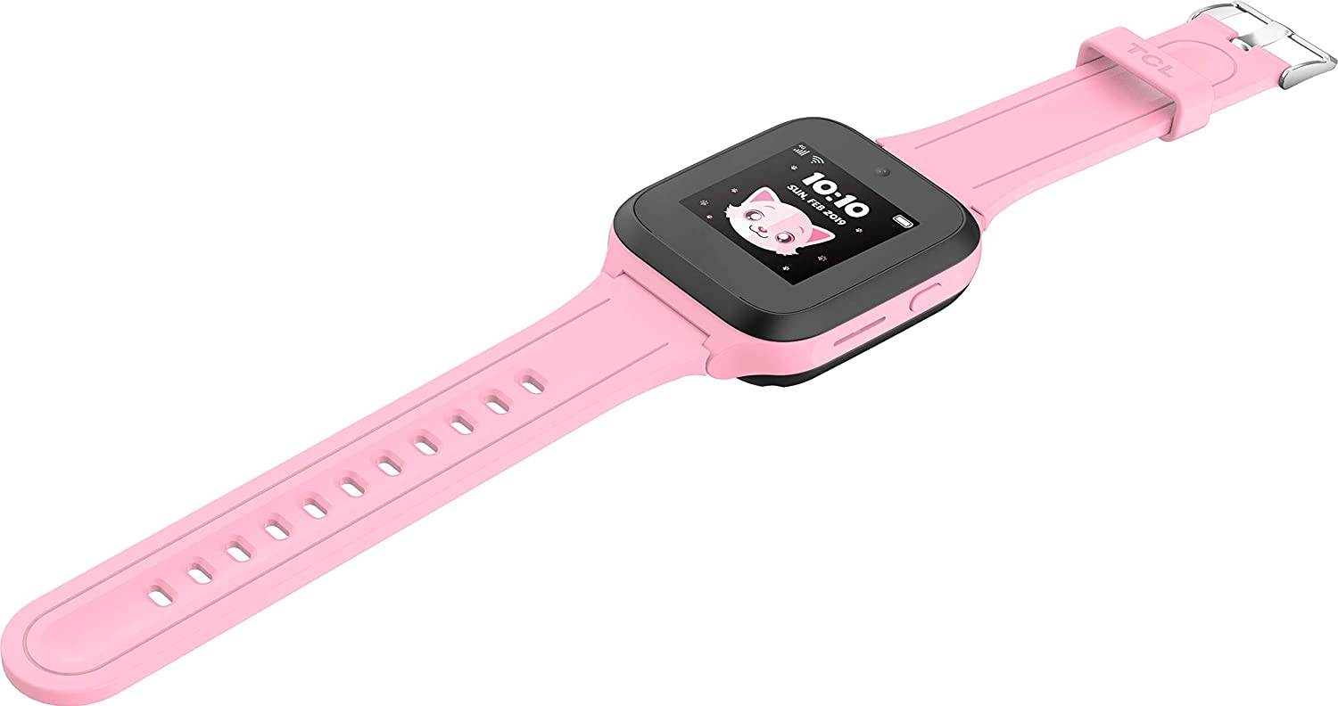 Smartwatch TCL rosa con schermo nero che mostra un gatto, sfondo bianco.