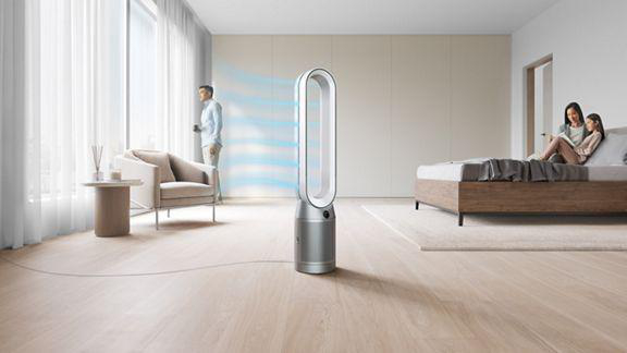 Ein Dyson-Ventilator in einem Raum, ein Mann schaut aus dem Fenster.