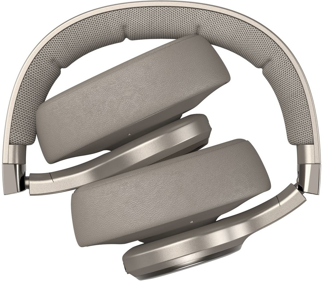 Opgevouwen, lichtgrijze koptelefoon met een gevoerde hoofdband en oorschelpen, schuine weergave.