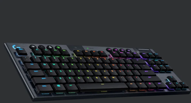 Schwarze Gaming-Tastatur mit Regenbogen-Tasten. Die Tasten sind vor dunklem Hintergrund sichtbar.