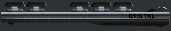 Seitenansicht einer schwarzen Logitech G915 TKL-Tastatur, mit Funktionstasten und Branding.