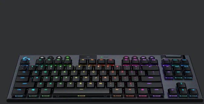 Schwarz-graue kabellose Tastatur mit regenbogenfarbenen Tasten.