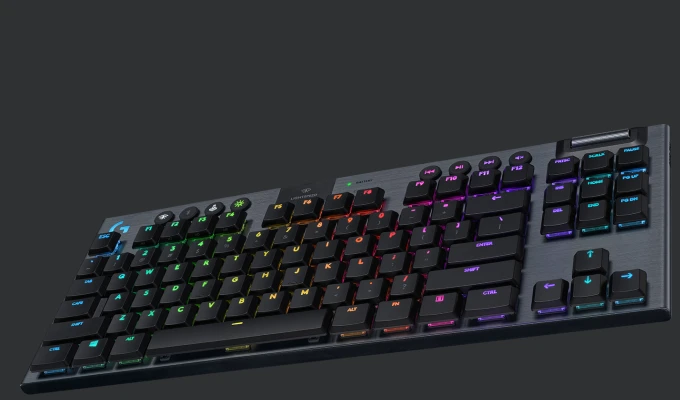 Nahaufnahme einer hintergrundbeleuchteten, mehrfarbigen Gaming-Tastatur mit schwarzen Tasten und grauem Rahmen.