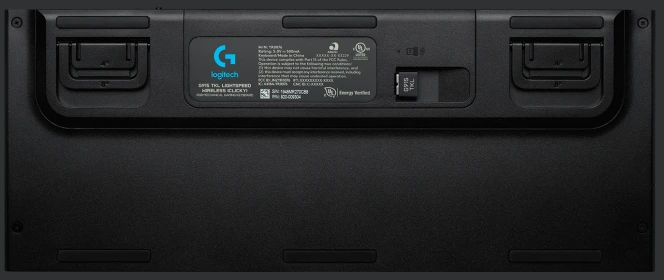 Schwarzer Tastaturboden mit Logitech-Logo und Etiketten.