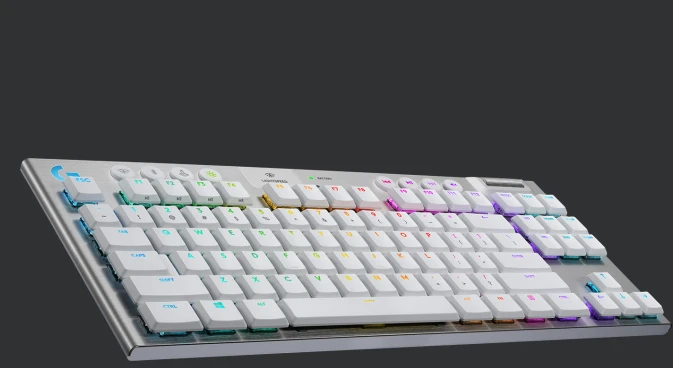 Weiß-silberne Logitech Gaming-Tastatur mit farbigen, hintergrundbeleuchteten Tasten.