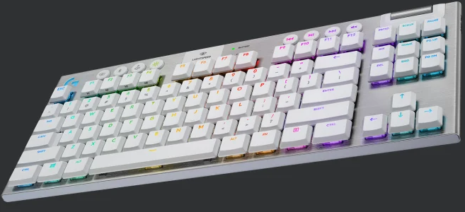 Eine weiße und graue Tastatur mit farbigen Tasten, vor dunklem Hintergrund.
