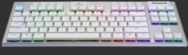 Eine weiße und silberne, hintergrundbeleuchtete mechanische Tastatur auf dunkler Oberfläche.