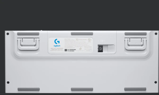 Rückseite einer Logitech-Tastatur, weiß mit grauen Pads und QR-Code.