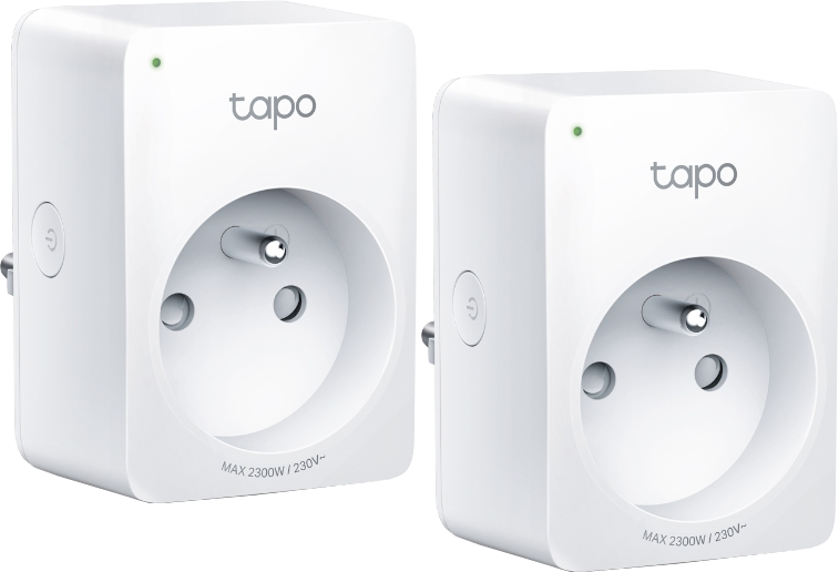 Twee witte Tapo smart plugs met stopcontacten en een groen lampje.