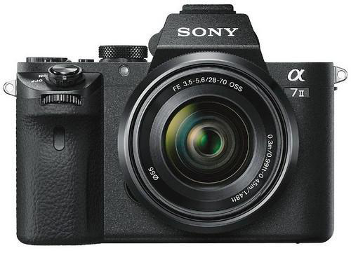 Schwarze Sony Alpha 7 II Kamera. Objektiv und Knöpfe sind sichtbar. Schwarzer Hintergrund.