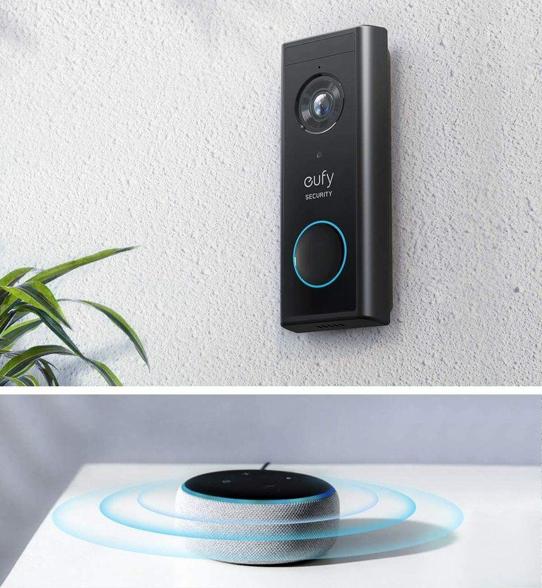 Zwarte deurbelcamera aan de muur en een Alexa Echo Dot op een tafel.