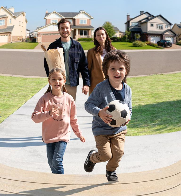 Une famille marche sur un trottoir : parents avec des courses, enfants courant avec un ballon de foot.
