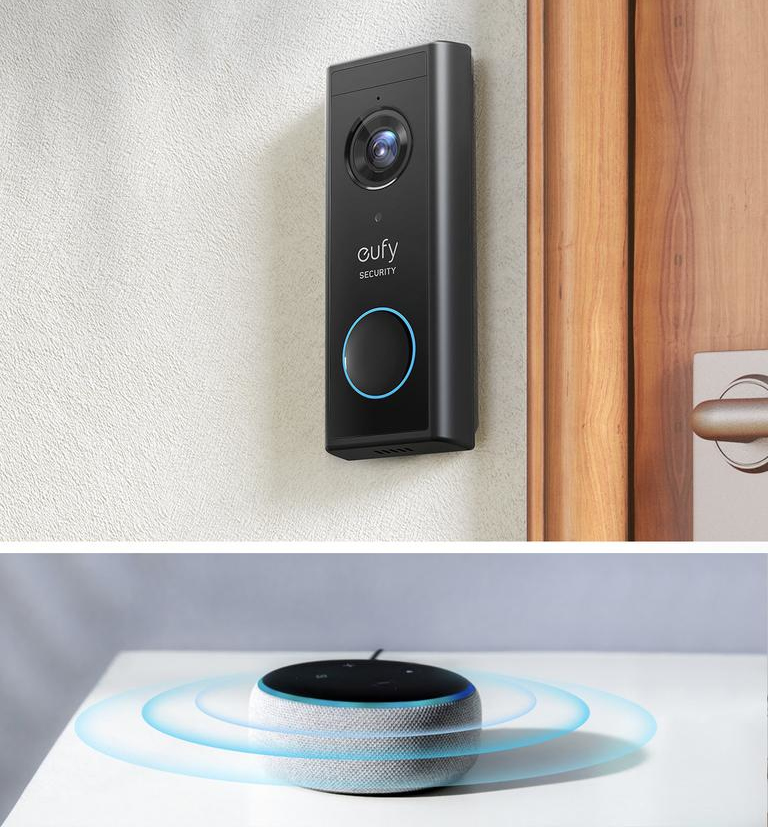 Une sonnette noire sur un mur et un haut-parleur intelligent sur une table.