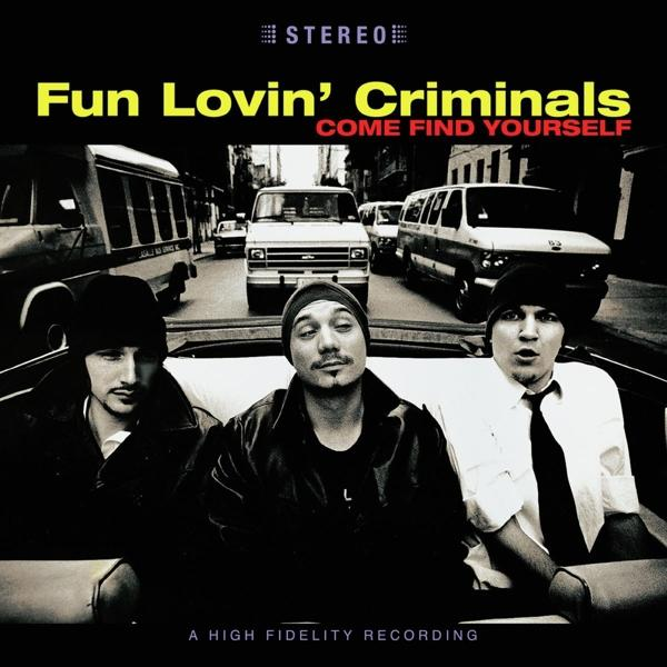 Pochette d'album avec trois hommes dans une voiture, Fun Lovin' Criminals. Rue et voitures en arrière-plan.