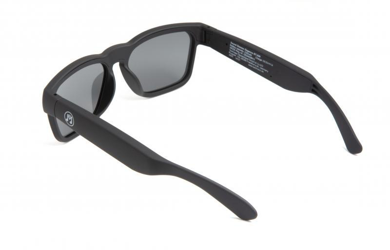 Schwarze Sonnenbrille mit Logo an der Seite.
