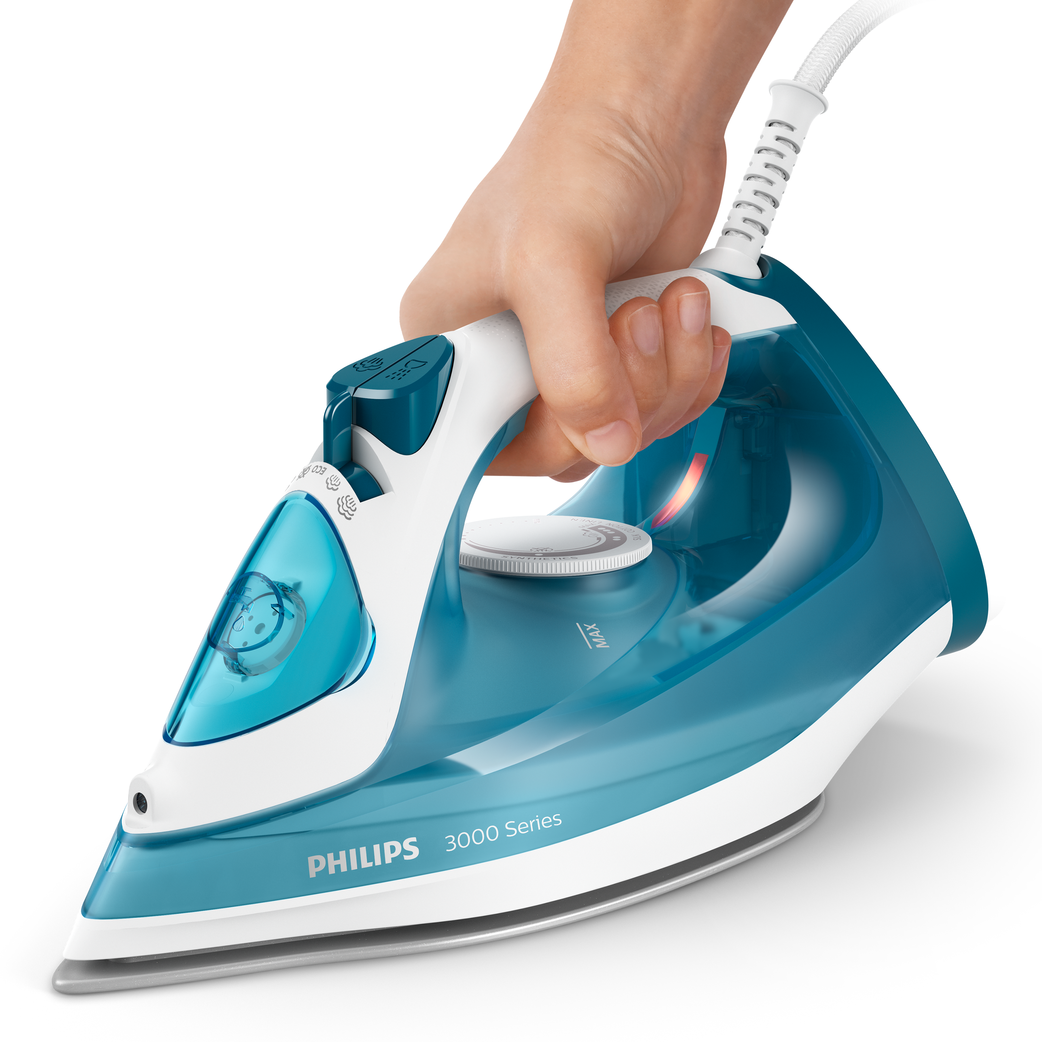Hand hält ein blau-weißes Bügeleisen mit weißem Kabel. Ein schwarzer Hintergrund ist dahinter.