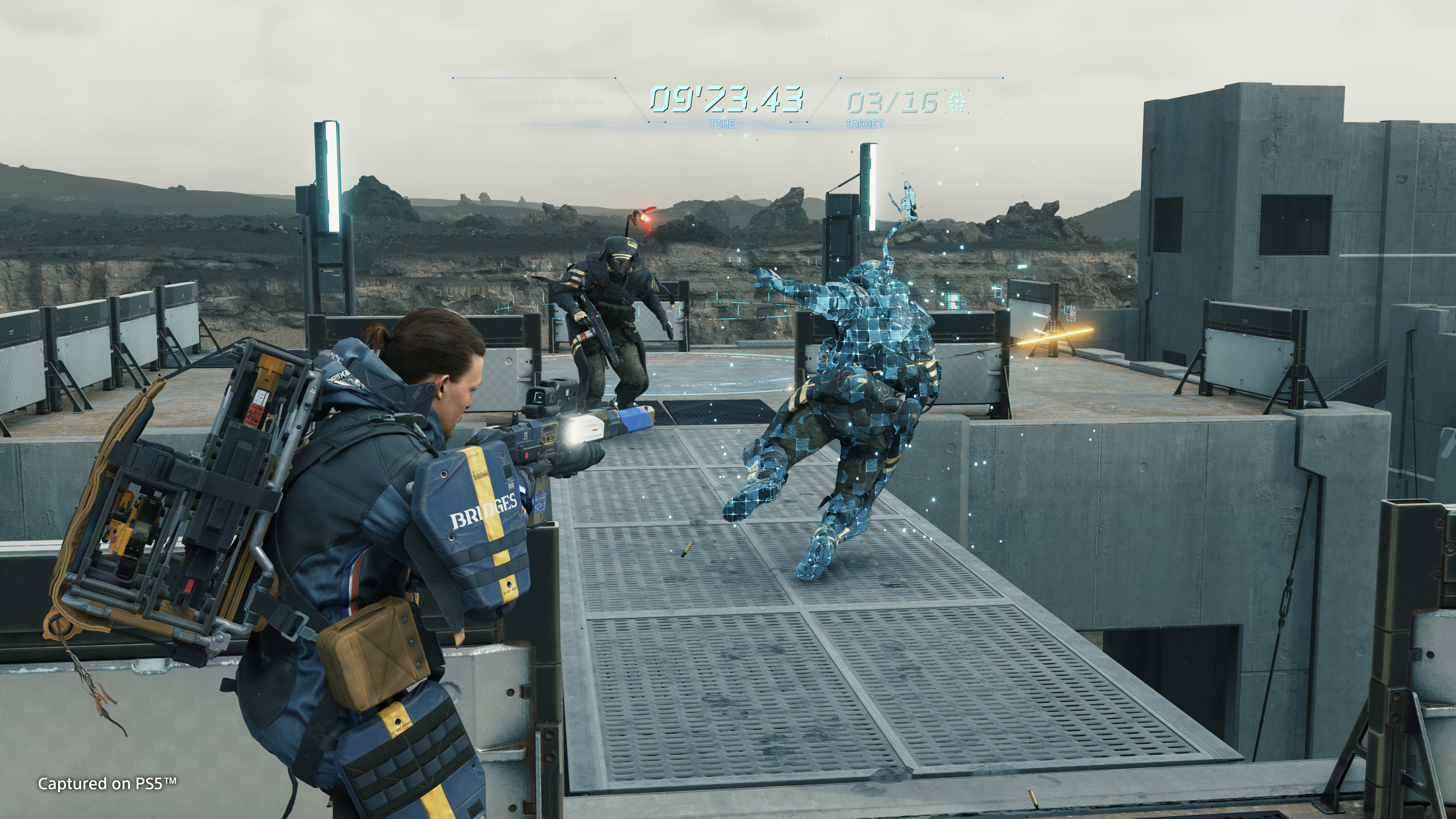 Una scena di un videogioco con due personaggi che mirano con le armi. Lo sfondo è un ambiente futuristico.