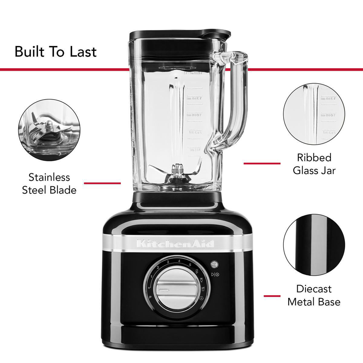 Schwarzer KitchenAid-Mixer mit Edelstahlklinge, Glasbehälter und Druckguss-Basis.