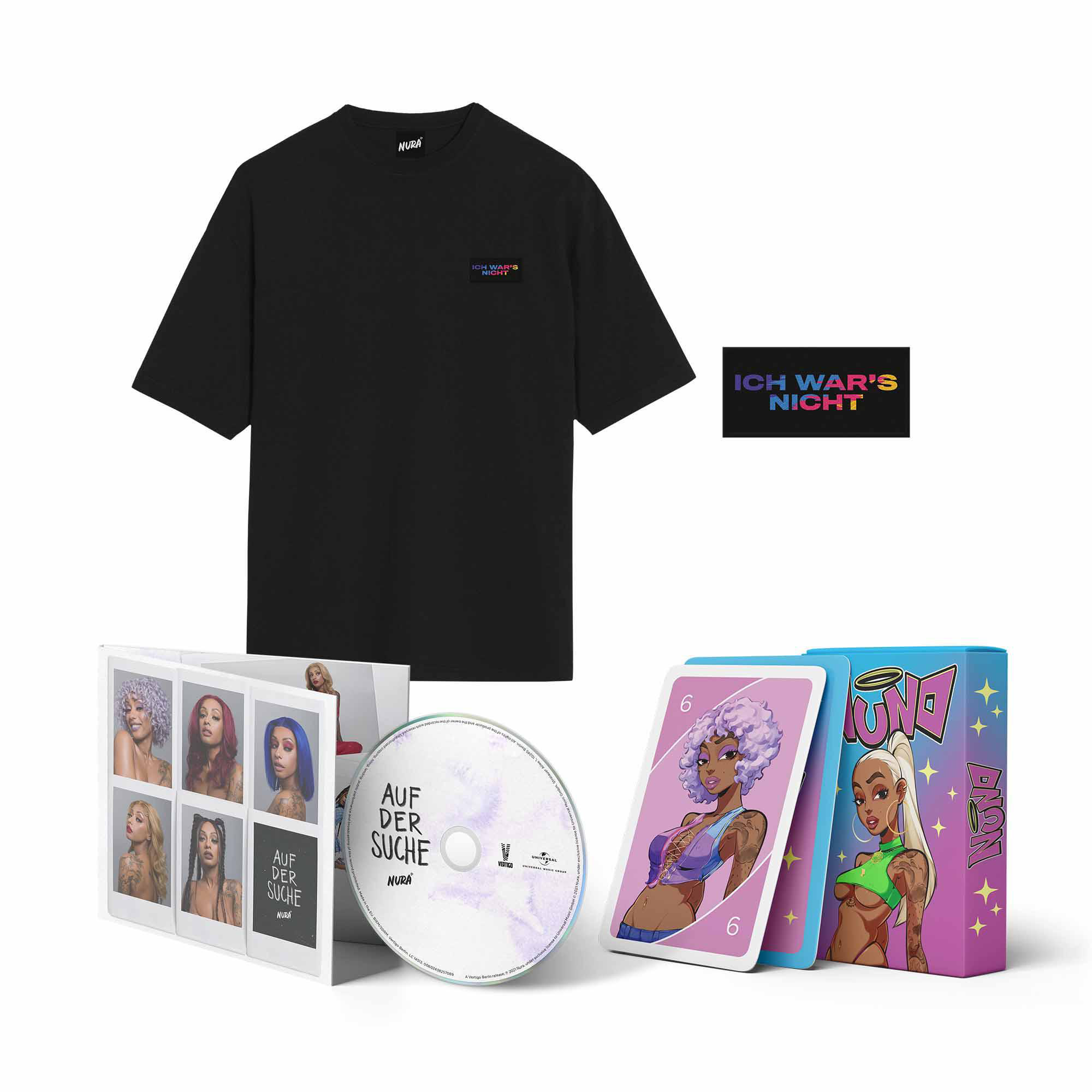 Ein schwarzes T-Shirt, eine CD, ein Kartenspiel und ein Aufkleber. Das T-Shirt hat ein kleines Logo.