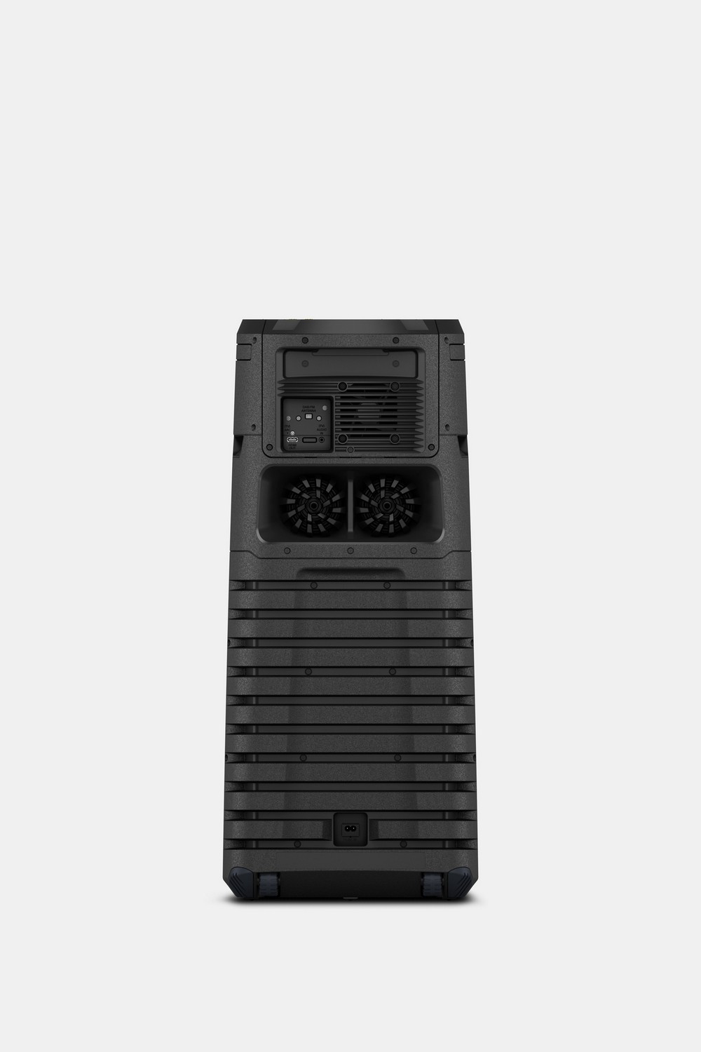 Vista trasera de un altavoz negro con ventiladores, puertos y rejilla. El altavoz es negro y rectangular.
