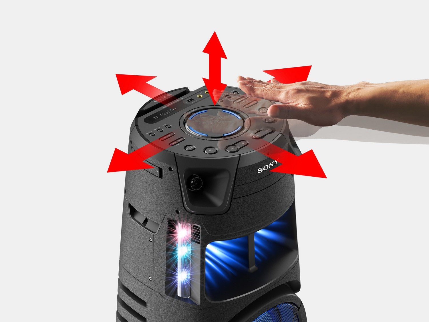 Altavoz negro y cilíndrico con interacción manual. Flechas rojas indican interacción.
