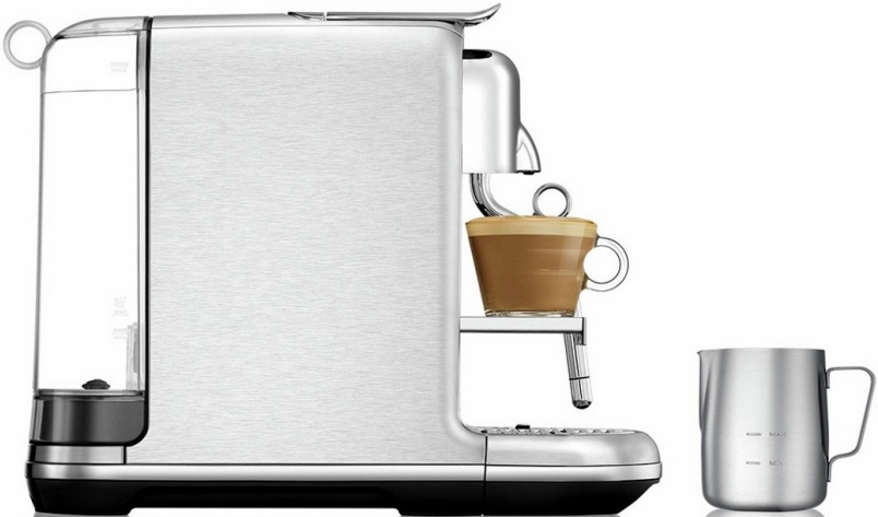 Silberne Espressomaschine mit einer befüllten Kaffeetasse und einem Milchaufschäumkännchen.