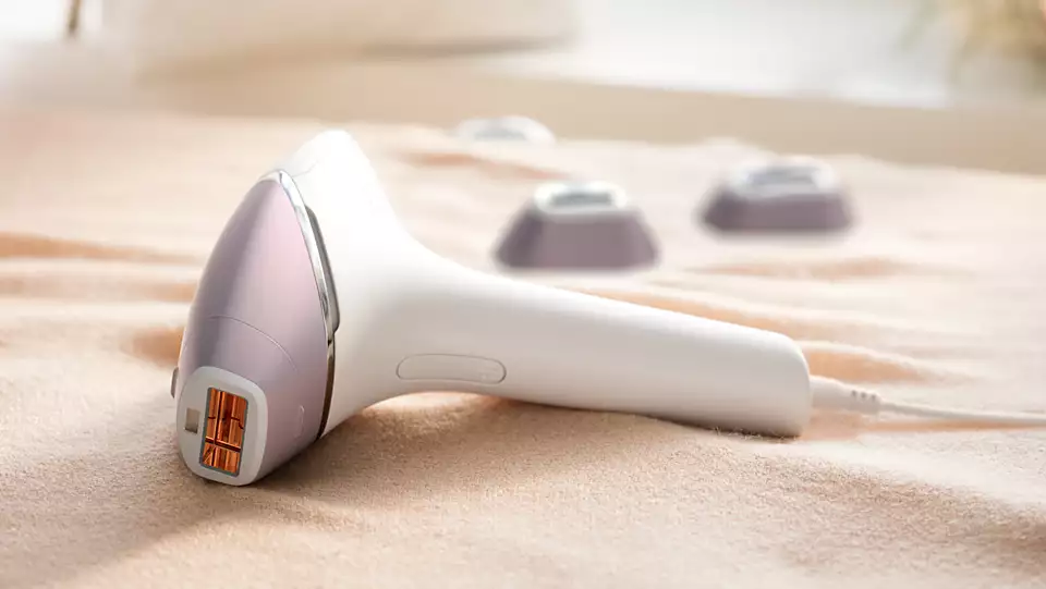 PHILIPS BRI947/00 IPL-Haarentfernungsgerät Lumea Prestige inkl. 4 Aufsätze IPL-Haarentfernungsgerät (Weiß, mit , Netzbetrieb)