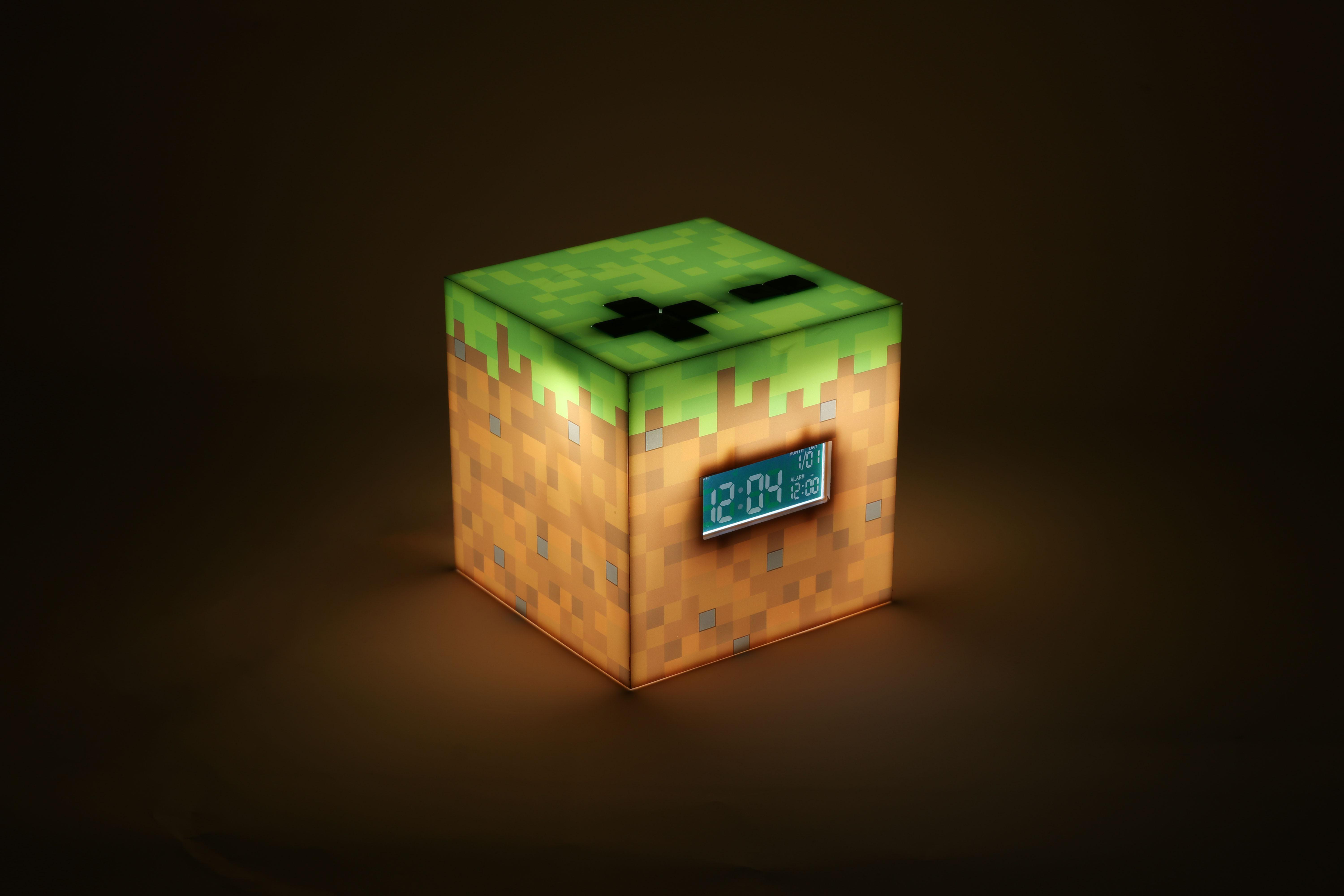 Minecraft-Wecker mit Digitalanzeige und braunem Hintergrund.