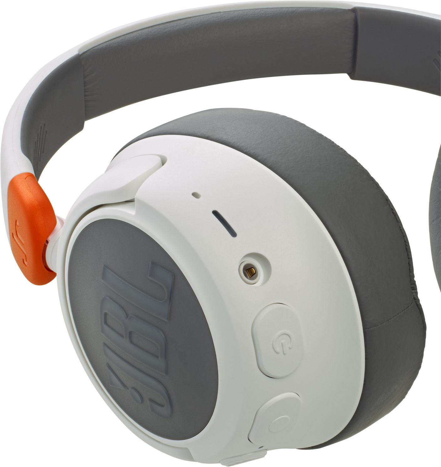 Weiß-graue JBL-Kopfhörer. Das JBL-Logo ist auf den Ohrmuscheln sichtbar.