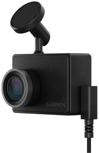 Une caméra de tableau de bord Garmin noire avec support magnétique et câble d'alimentation.
